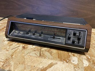 Vintage Clock Radio Yes works great