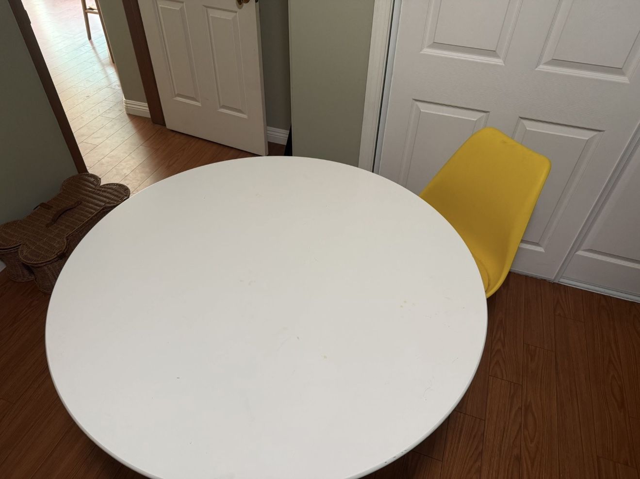 Round White Dinning Table 