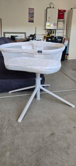 $60.00 Halo bassinet in excellent condition. I can deliver locally!
