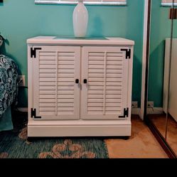 Ethan Allen Coastal Stand With Storage And Wheels For Easy Transition To Different Places or Rooms