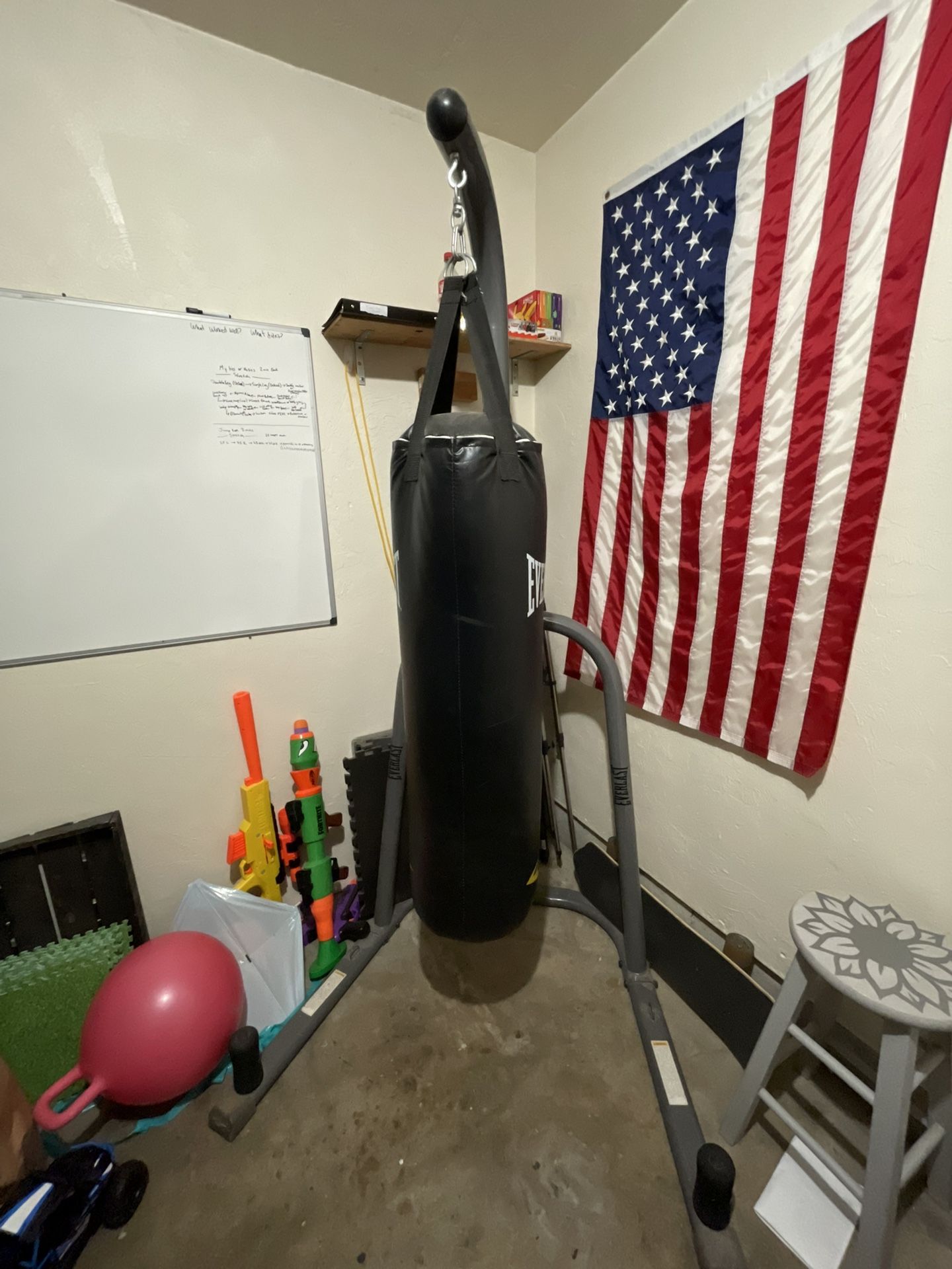 Everlast 100lb Punching Bag with Stand