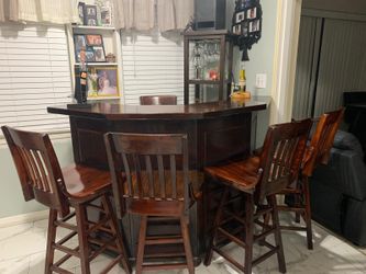 Bar With 5 Bar Stools And Cocktail Shelf