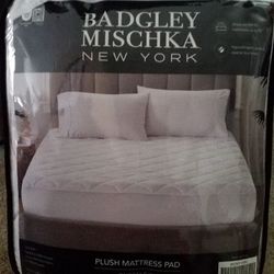 BRAND NEW PLUSH MATTRESS PAD ( BRADLEY MISCKA ) QUEEN SIZE 