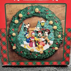 DISNEY COLLECTION MICKEY & FRIENDS CAROLING PORCELAIN  WREATH 