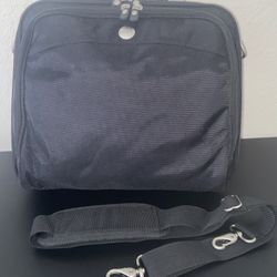 Dell H9859 is a classic nylon messenger-style laptop bag