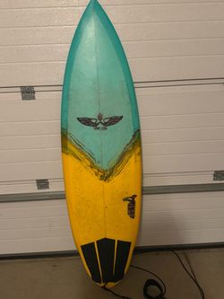 Von sol surfboard like new 5’7 blue & yello