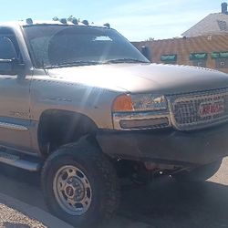 2500 GMC SIERRA 4X4 LOWER MILES 