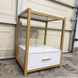 Like New Beautiful Elegant white end table / nightstand with drawer 