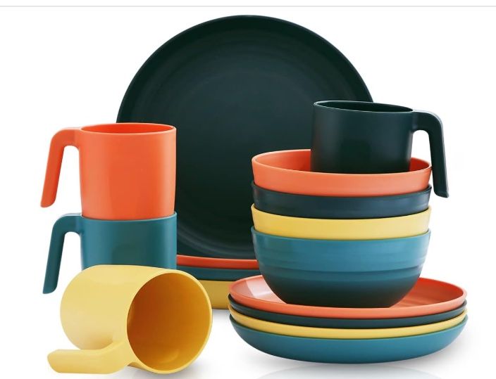New Plastic Dinnerware Set of 16 Pieces