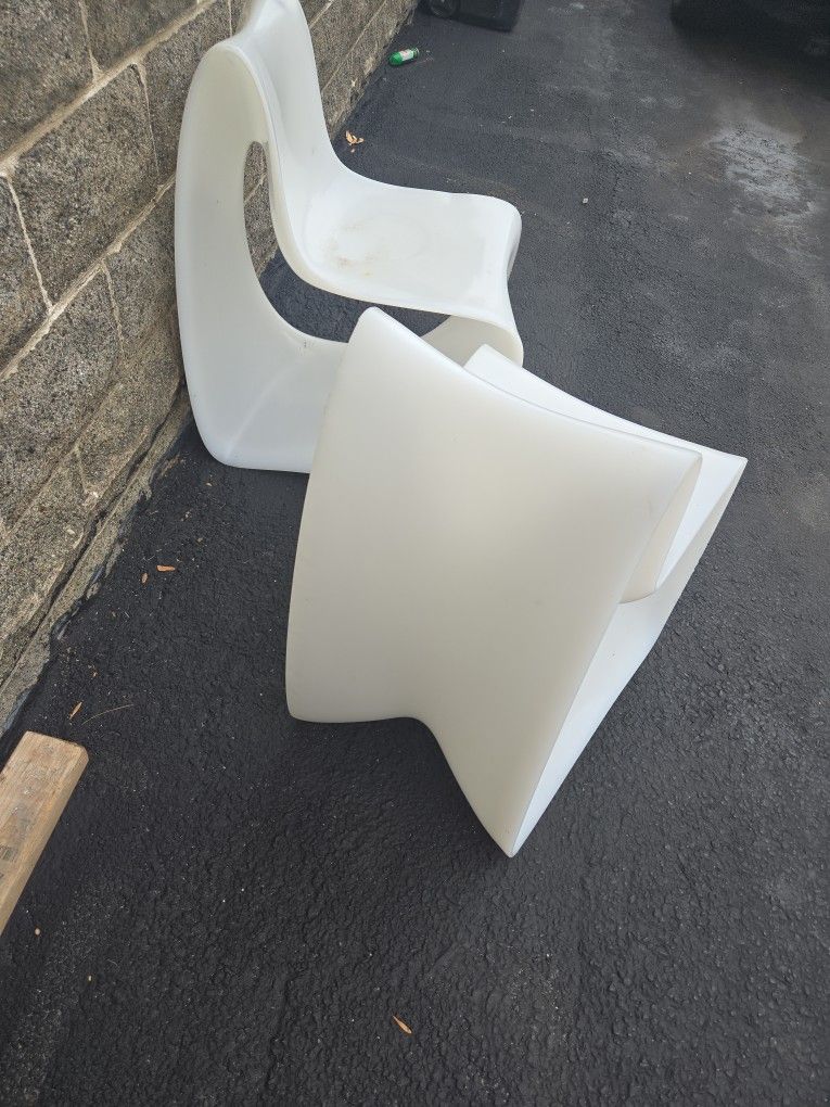 PLASTIC CHAIRS 