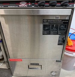 Commercial kitchen dishwasher