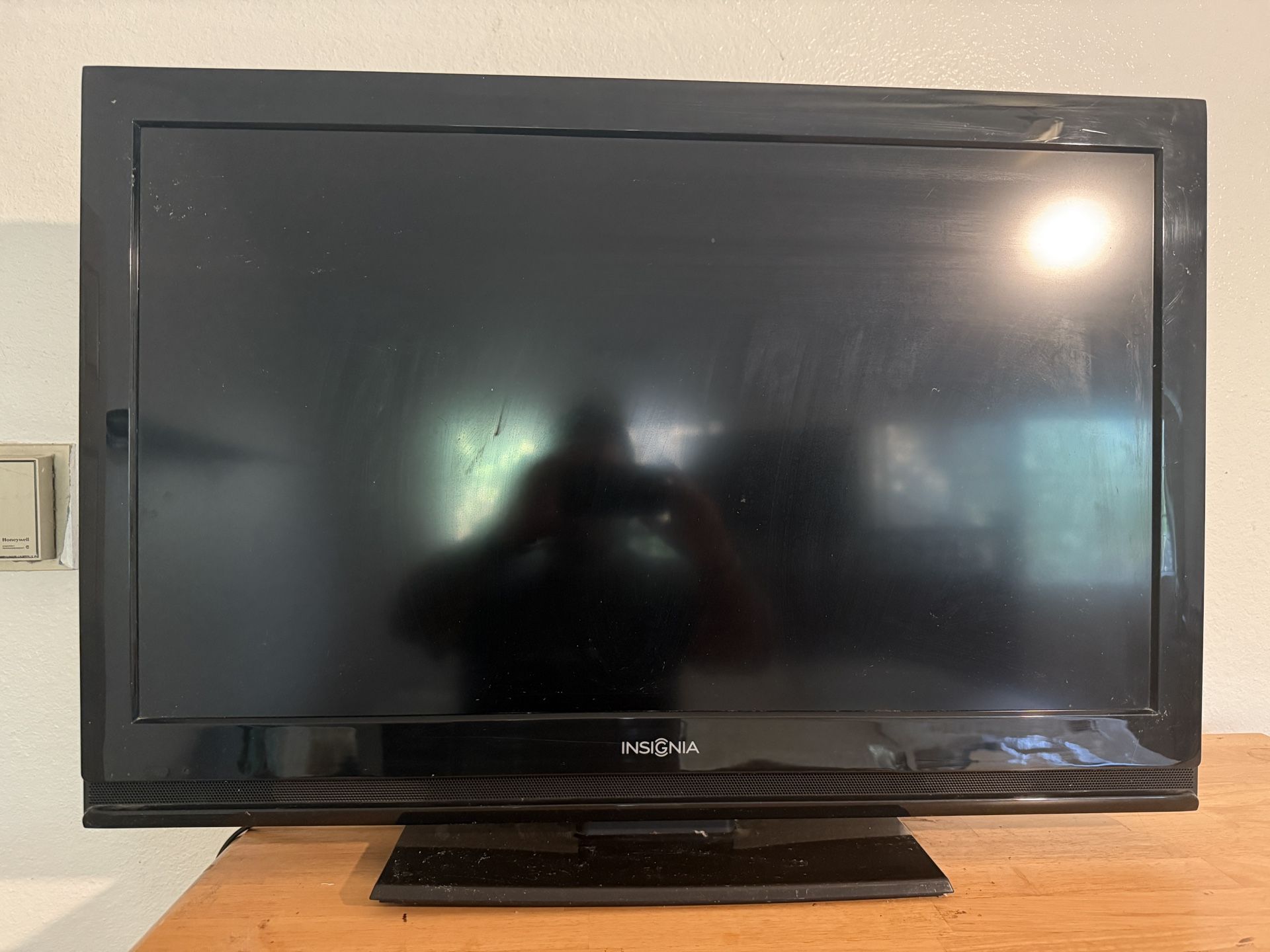 32” Insignia LCD tv