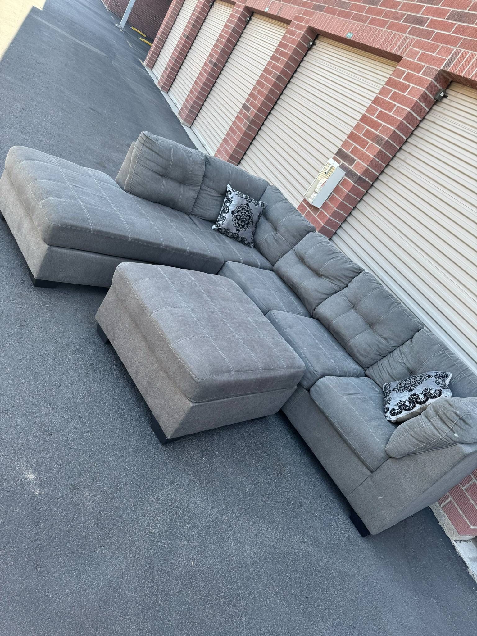 Really Nice Gray Sectional Couch With Ottoman