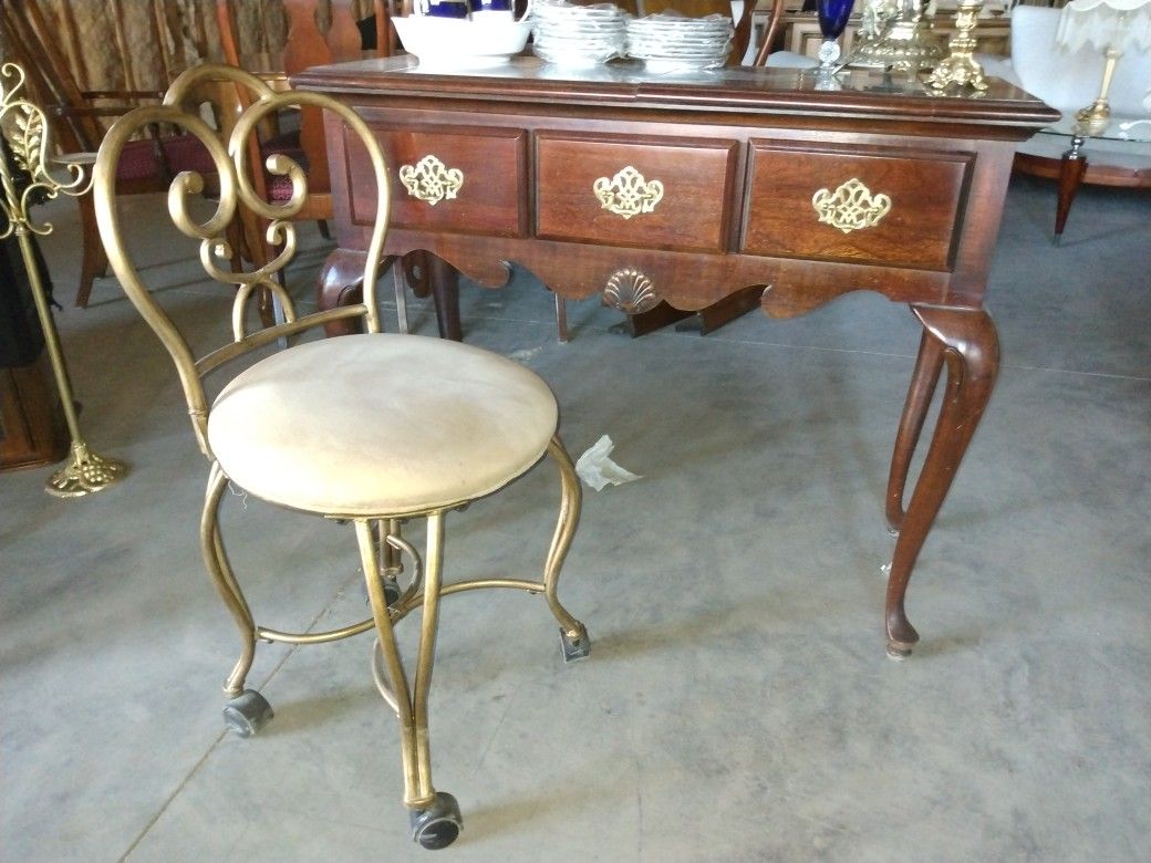 AMERICAN DREW Vintage Cherry Wood 3 Drawer Buffet Entry Table Or Vanity. With Matching Rolling Chair.