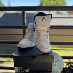 Air Jordan 1 Mid Reverse Panda