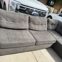 Sectional.  $170        Read Description 