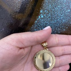 10k PICTURE PENDANT 