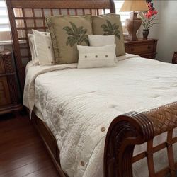 Queen Side Bedroom Set ( Deliver Available) 