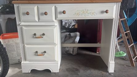 Free girls desk