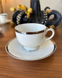 Wedgwood Set of 4 Carlyn Leigh shape GORGEOUS Bone China Silver Platinum Trim + 2 free spares