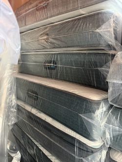 Queen Simmons beautyrest Hybrid Mattress 