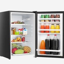 Hisense 3.3-cu ft Freestanding Mini Fridge (Silver) |