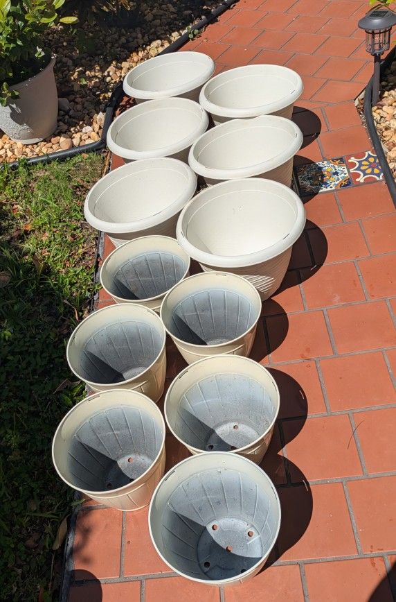 12 Plastic Flower Pots Six 10" And Six 12"