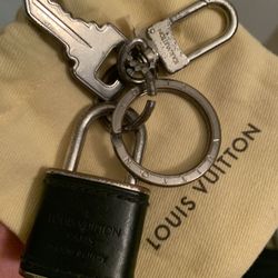 AUTHENTIC PREOWNED HEAVY DUTY LOUIS VUITTON KEYCHAIN 