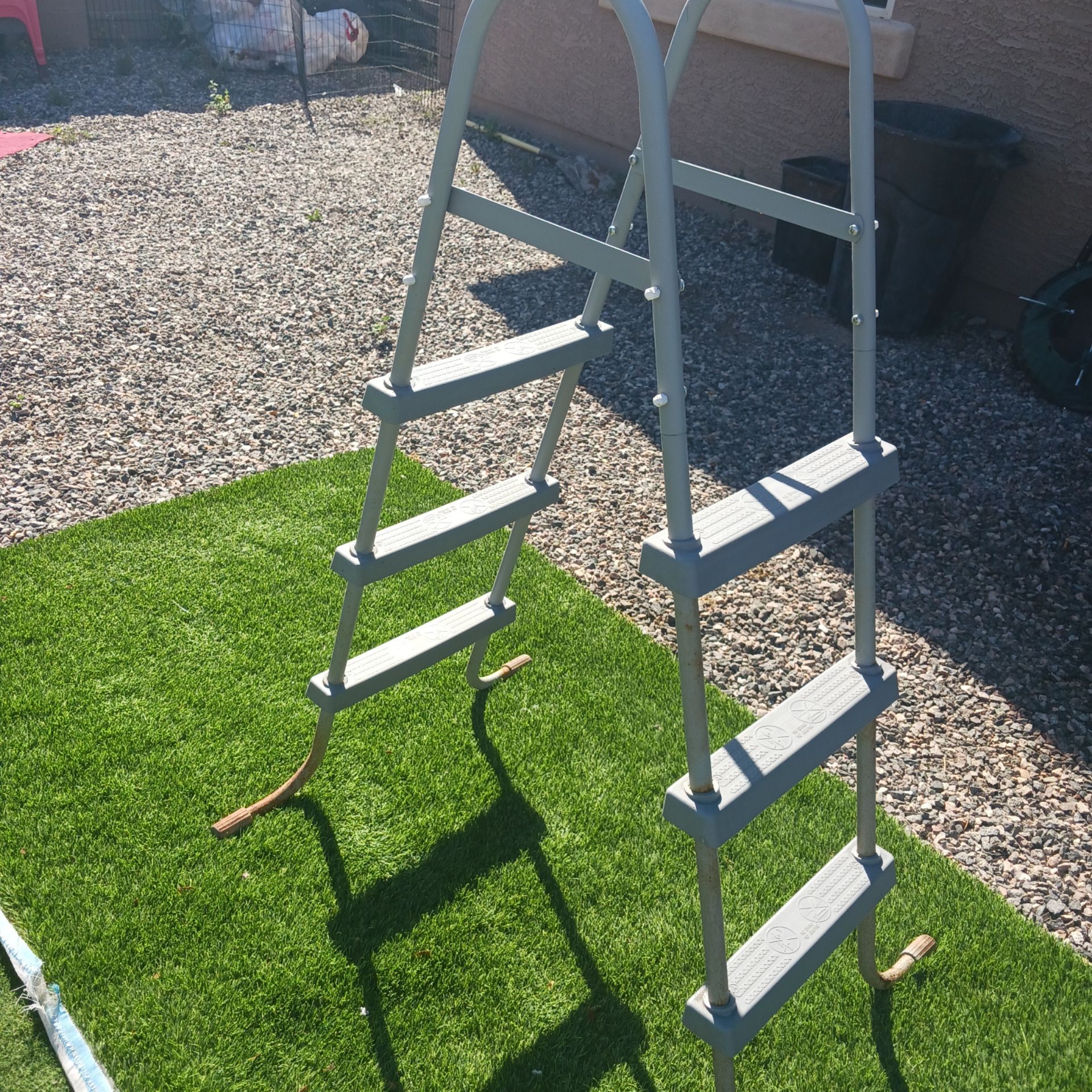 Used clean 3 step Pool Ladder