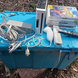 WHITE NINTENDO WII WITH 7 GAMES ,