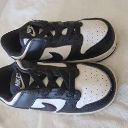 NIKE BLACK AND WHITE DUNKS IN GREAT CONDITION SIZE 7C