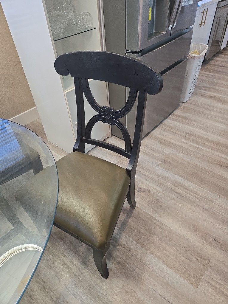 Dining Room Table And 6 Chairs 