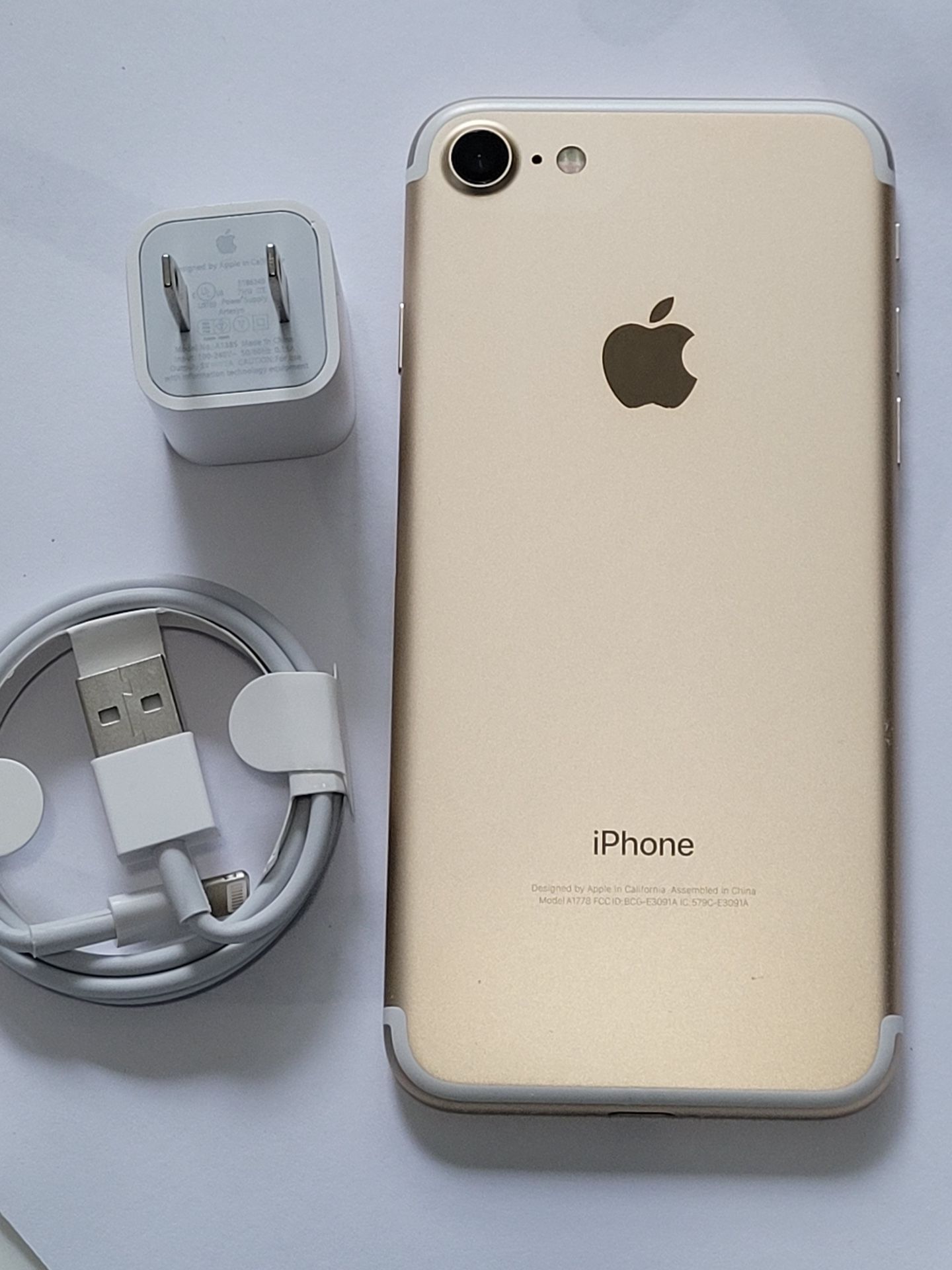 iPhone 7, 128GB, unlocked, works any company sim card any country internationally