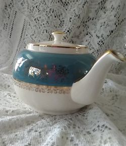 An Ivory Sadler Teapot 3382 JB Vintage from the 1940s