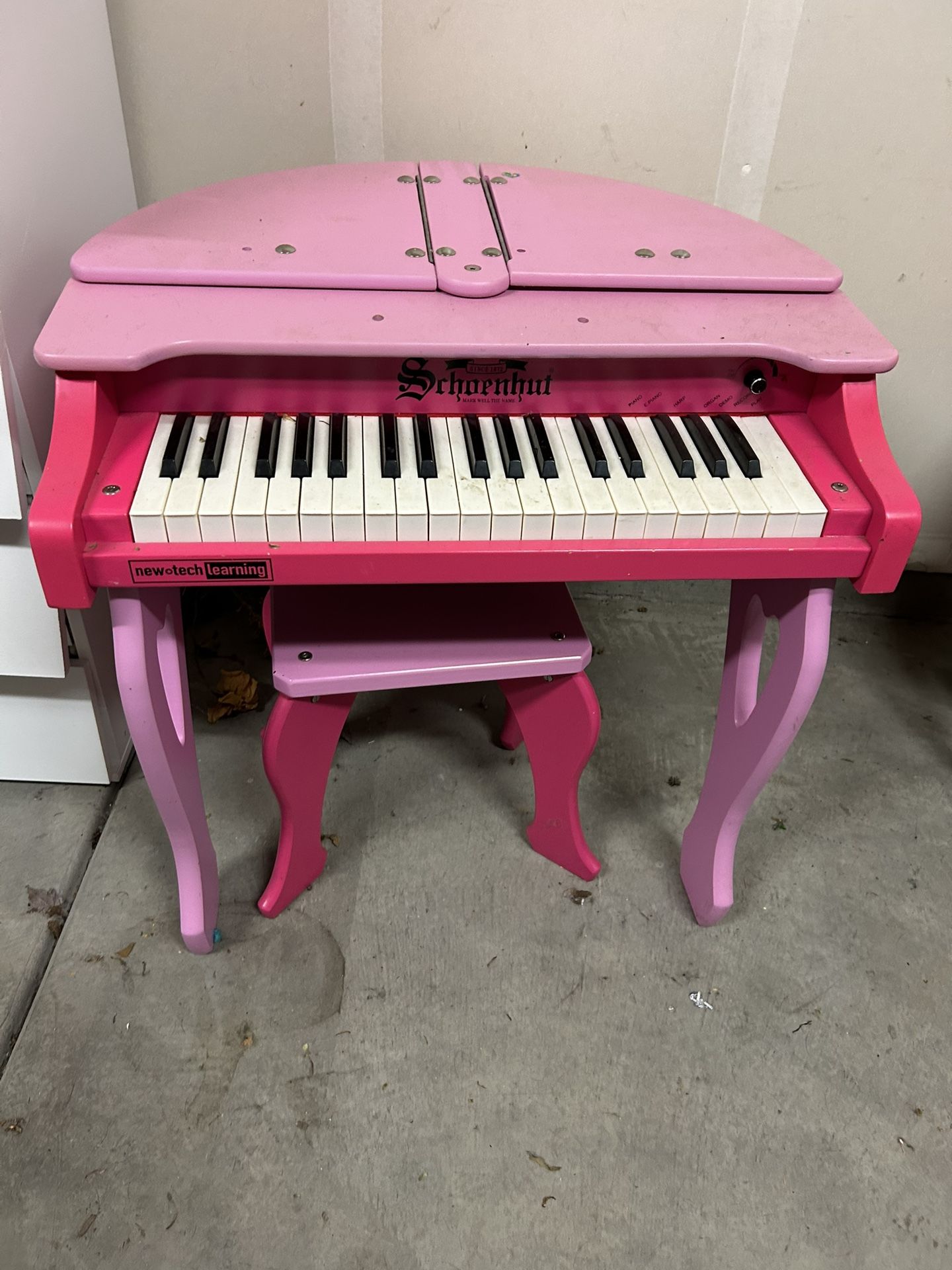 Kids piano plug-in FAO Swartz