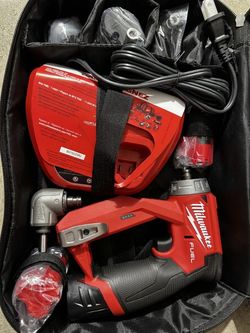 VentaMilwaukee M12 FUEL Brushless Cordless 4-in-1 Installation 3/8 in. Drill Driver Kit with 4 heads