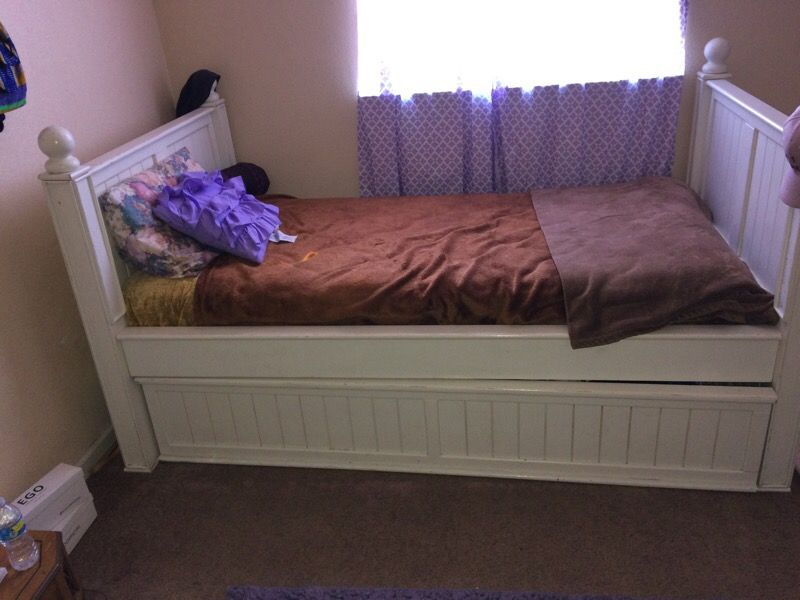 Twin bed set