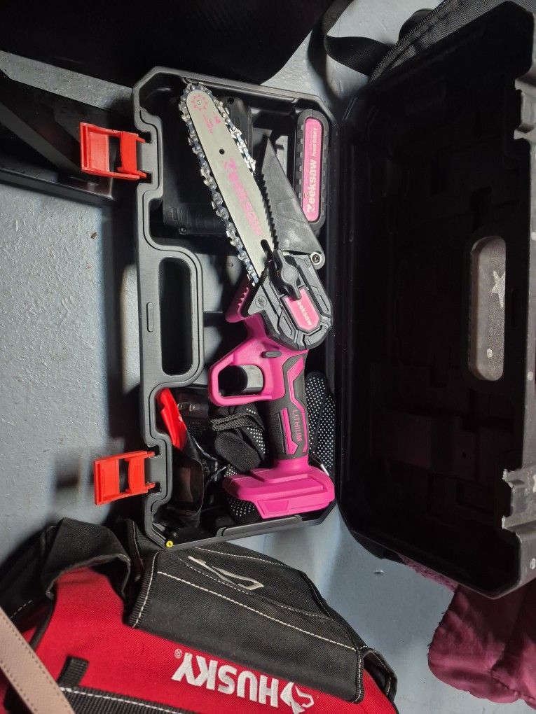 ZeekSaw W/ 2 Batteries, Extra Chain, Charger, Gloves & Carrying Case