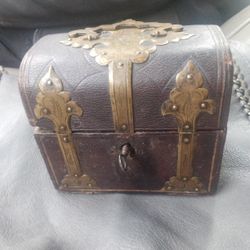 ANTIQUE TREASURE CHEST