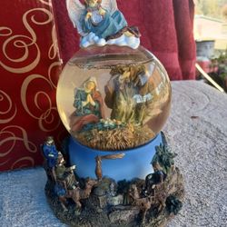 Snow globe music box new hallmark