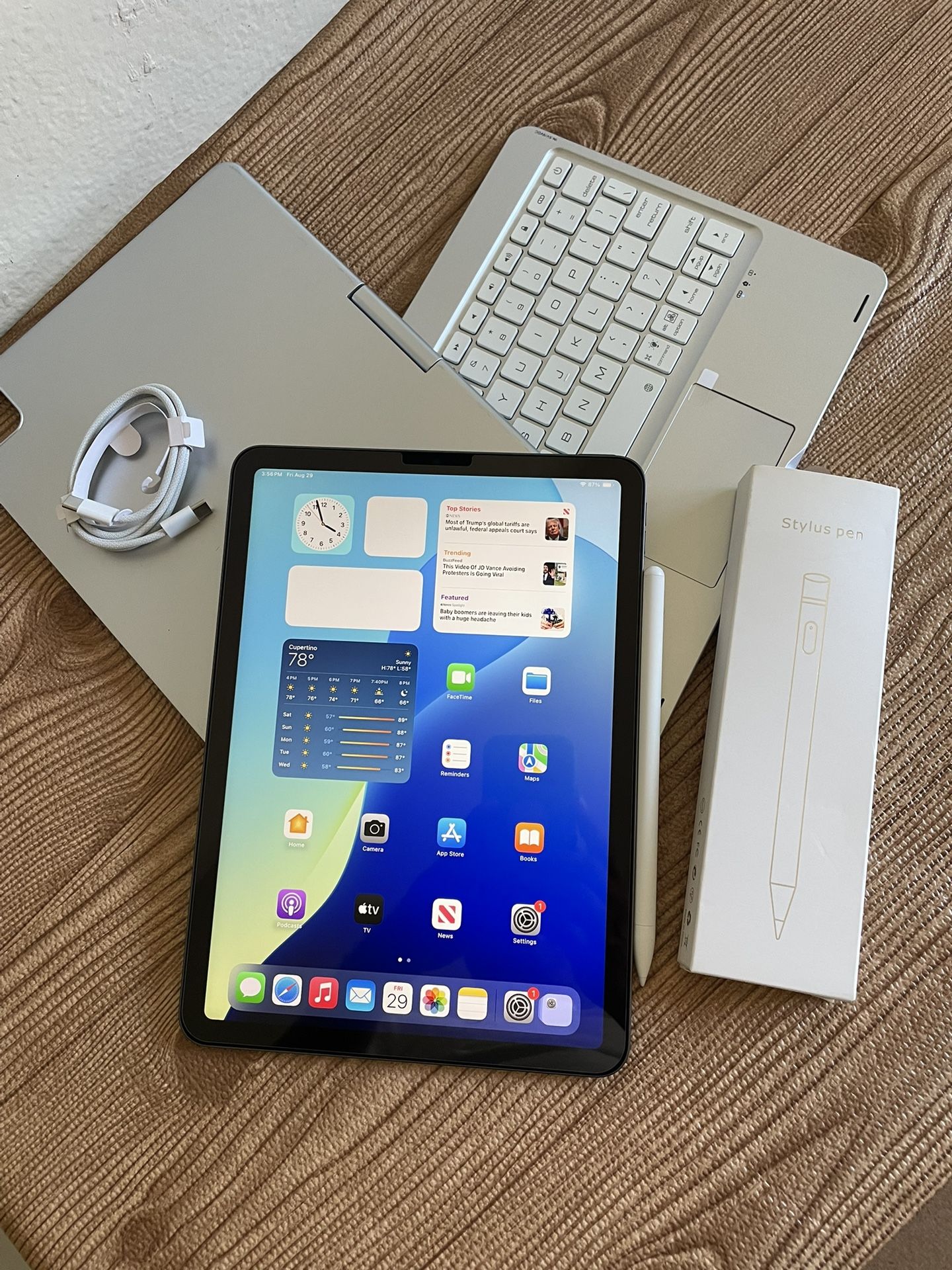 Apple iPad Air 5th Generation (M1 chip / 2022) 64GB with keyboard, pencil & Accessories