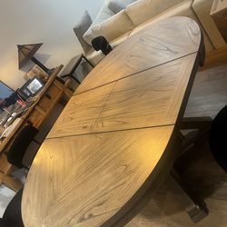 Extendable dinning table