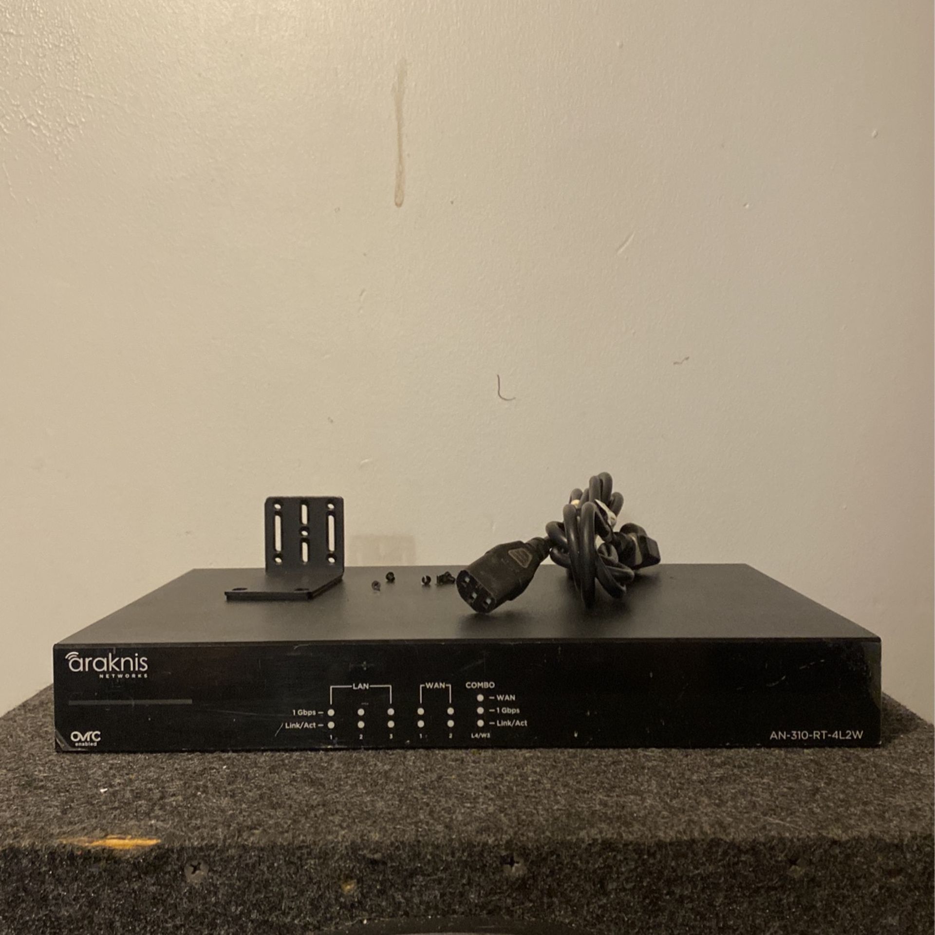 ARAKNIS ROUTER