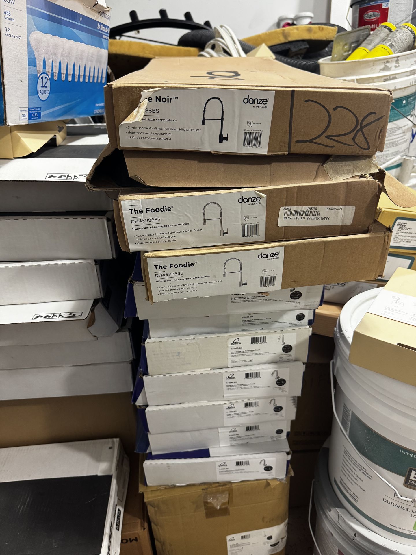 lots of NEW kitchen, bathroom faucets (READ DESCRIPTION!)