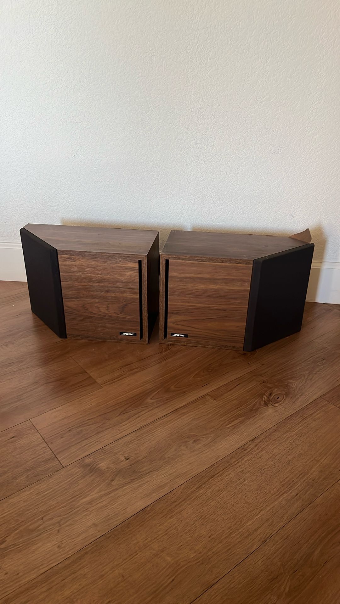 PAIR OF BOSE 2.2 DIRECT REFLECTING VINTAGE BOOKSHELF SPEAKERS