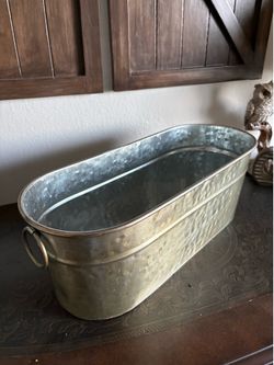 rustic-style galvanized metal oval tub features side handles for easy carrying