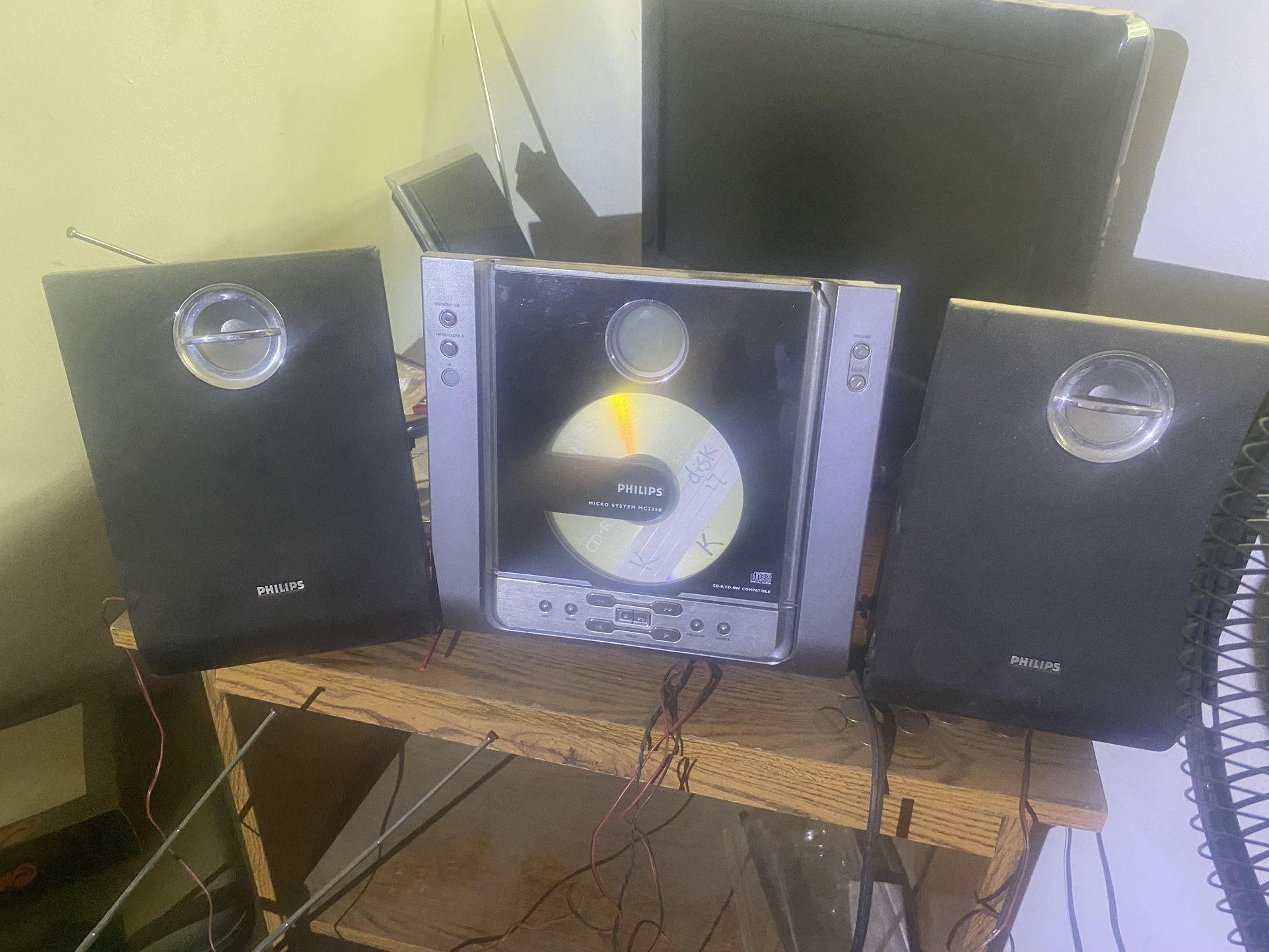 Phillips Brand Cd Player With Speakers