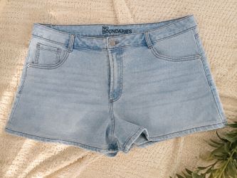 No Boundaries High-Rise Light Wash Jean Shorts | Women's Size 18