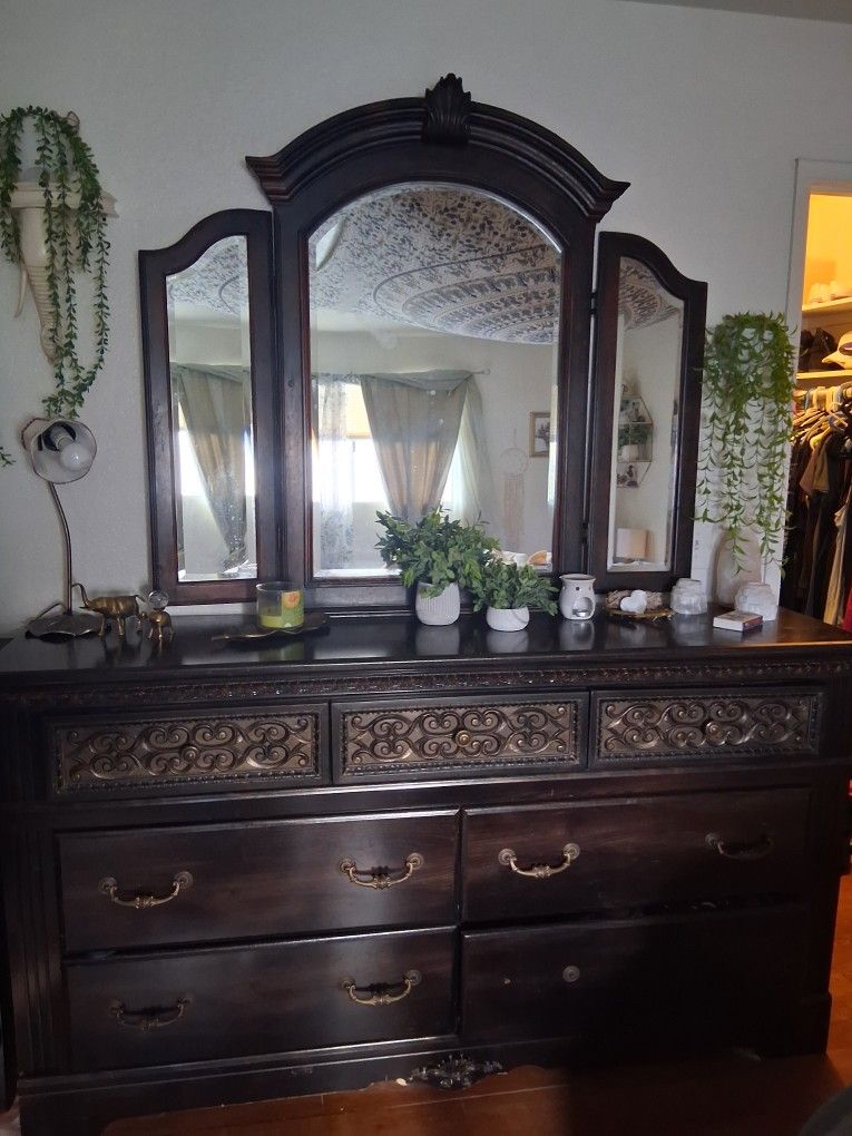 Sandberg Furniture Andorra 7-drawer Dresser