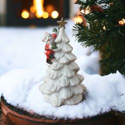 Santa Footsteps On The Christmas Tree Musical Figurine. 